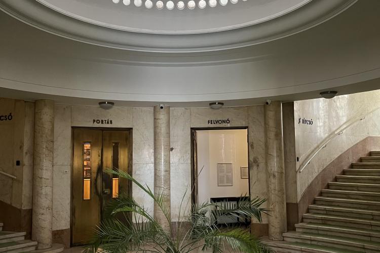 Kiadó panorámás lakás a Petőfi téren